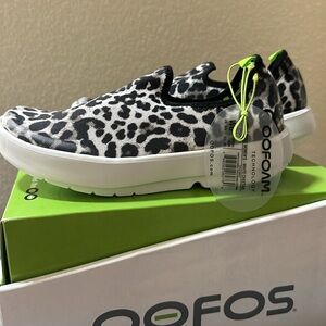 OOFOS OOFOAM EEZEE Women’s white cheetah